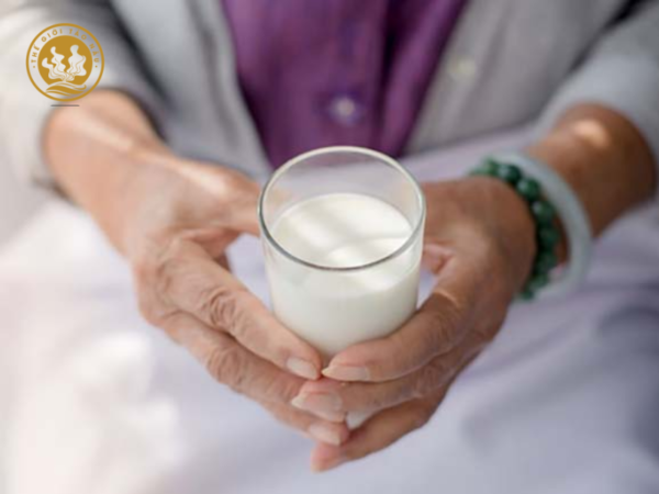 Nên bổ sung 1 - 2 ly sữa cho bệnh nhân ung thư