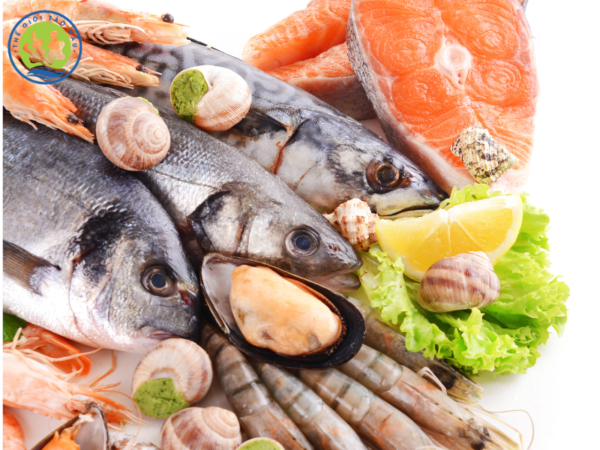 Một số loại hải sản như: cá, tôm, cua,... nên được bổ sung vào khẩu phần ăn